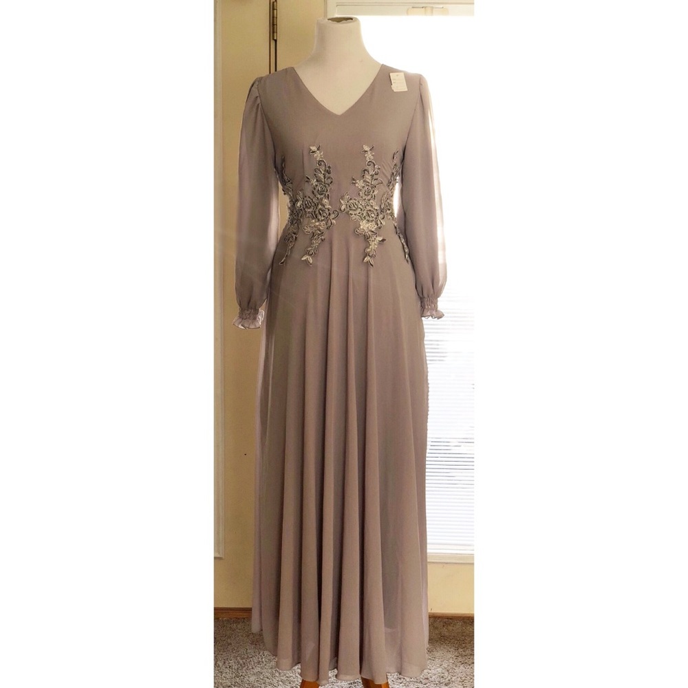 NWT Beautiful  embroidered grey dress ✨ “vintage”